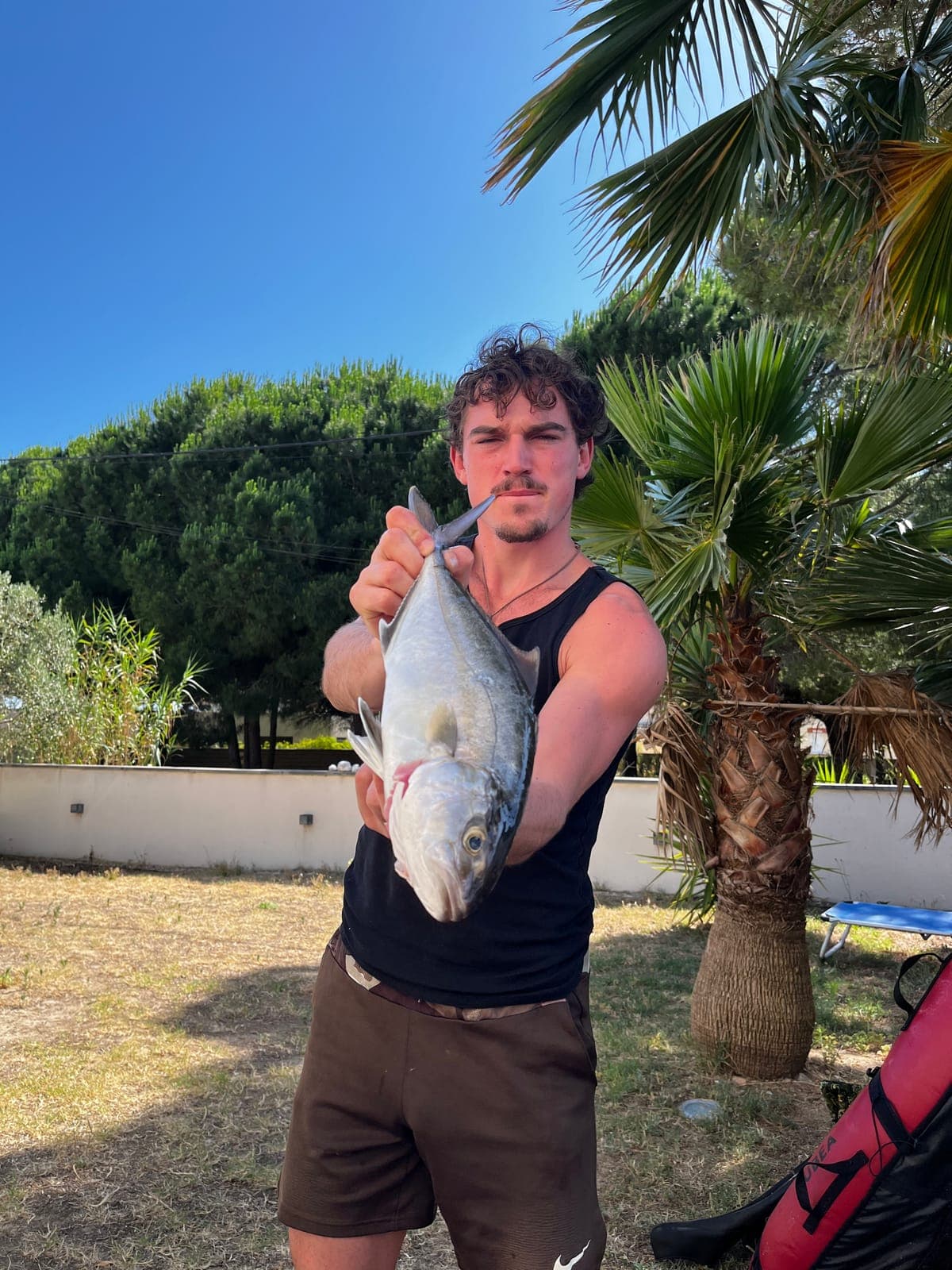 Justin avec un poisson qu'il vient de pêcher